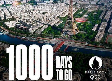 法国迎来巴黎奥运会倒计时1000天 民众冒雨拍照(1)