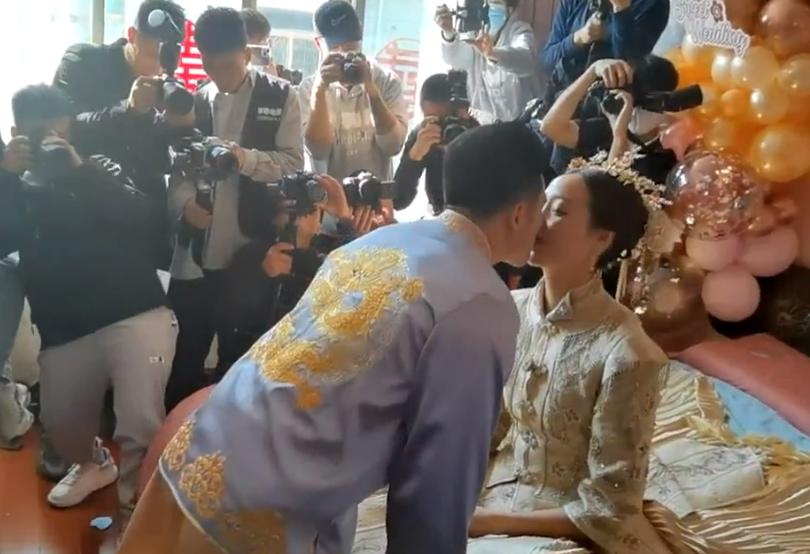 中国举重奥运冠军与女排姑娘大婚现场：开劳斯莱斯，现场挤满人！(4)