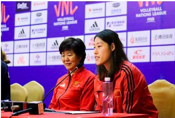 中国女排奥运冠军刘晓彤官宣退役！郎平带她去东京，最终两败俱伤(1)