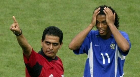 2002年世界杯，为什么由年轻的小罗主罚了那记精彩的任意球？(8)
