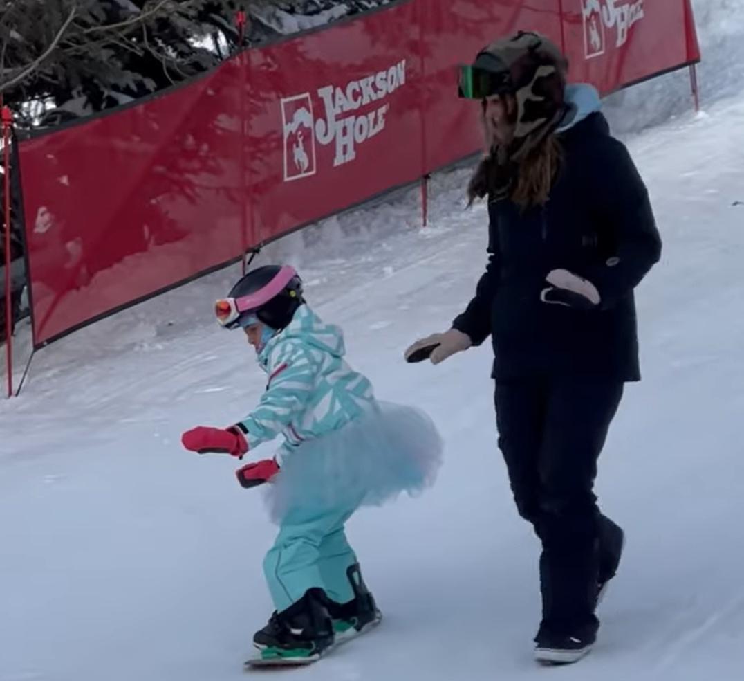 瓦妮莎晒全家滑雪照：故地重游，一番话让人泪目，女儿天赋惊人！(3)