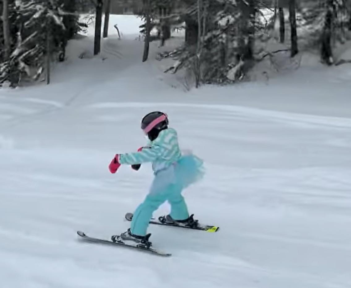瓦妮莎晒全家滑雪照：故地重游，一番话让人泪目，女儿天赋惊人！(5)