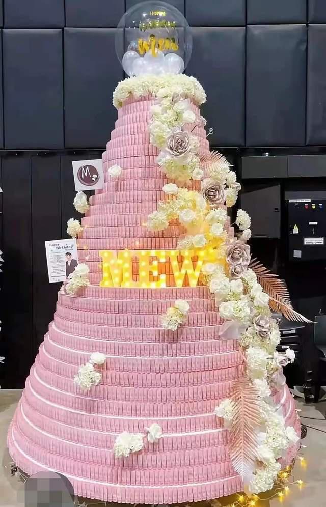 中国粉丝给泰国男星生日应援，用现金堆成蛋糕和鲜花，场面很奢侈(3)