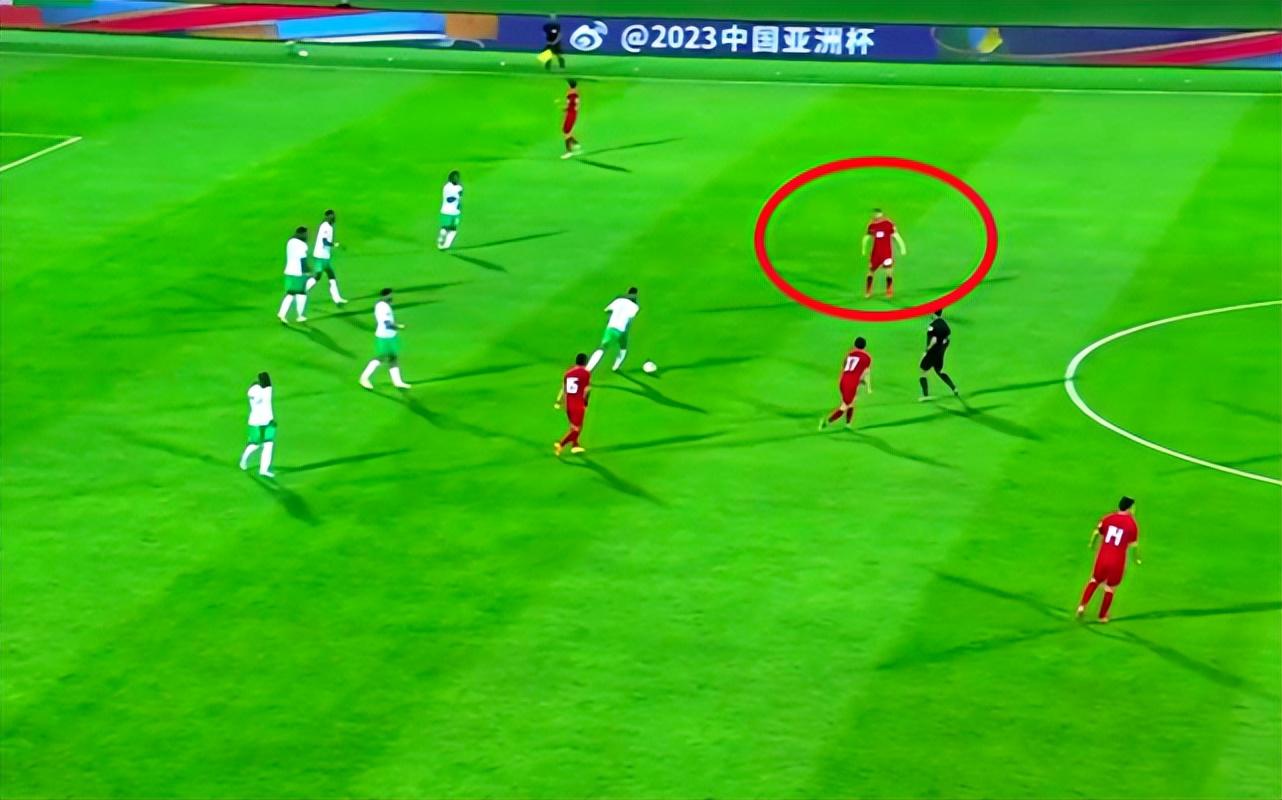董路真逗，中国足球丢人现眼被裁判羞辱，裁判跑50米于大宝跑10米(6)