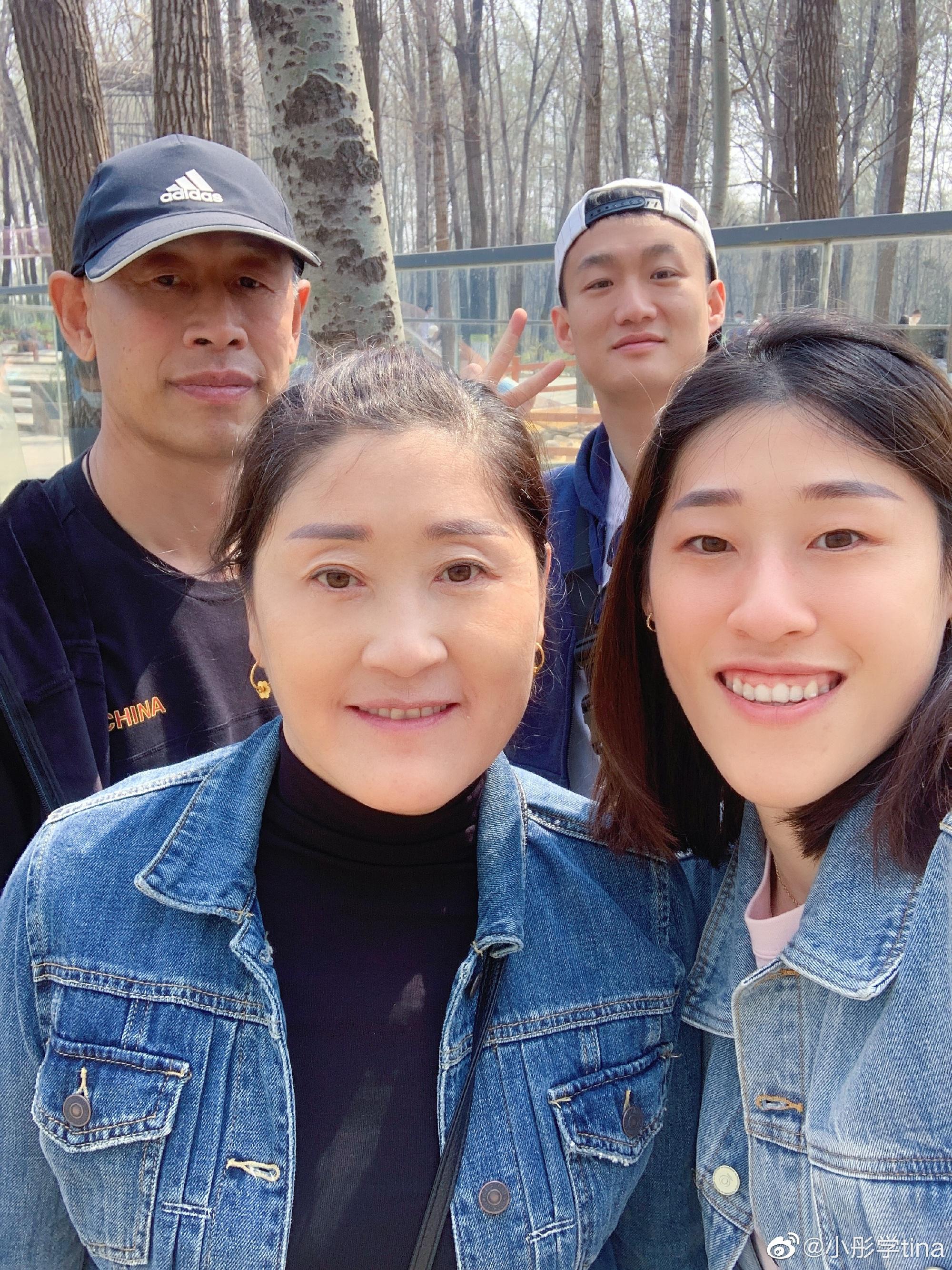 官宣了！32岁中国女排奥运冠军带男友见家长，晒出一家四口照片(1)