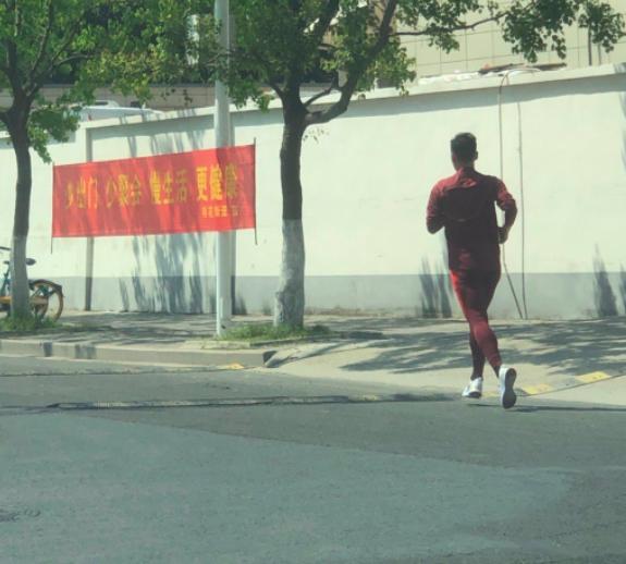 33岁国足队长吴曦，输越南躲球身败名裂，穿国足队服跑步洗心革面(5)