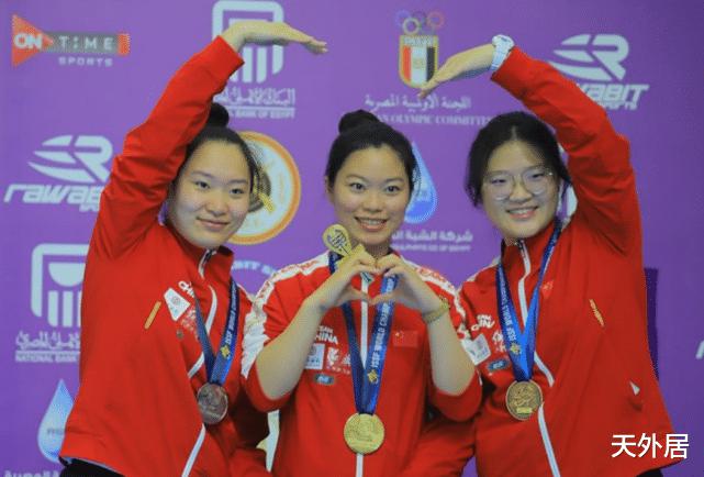 央视关注，中国队庆祝动作玩出花了！2次包揽金银铜牌，超级比心(1)