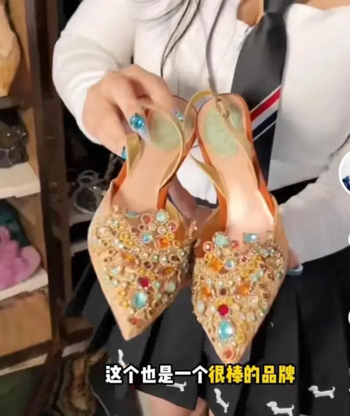 邹市明娇妻怒怼网友：买双200万鞋子怎么了？(4)