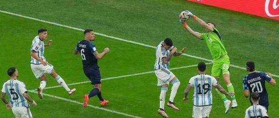 这次世界杯的最佳门将是谁？阿根廷的马丁内斯？还是法国的洛里？(1)