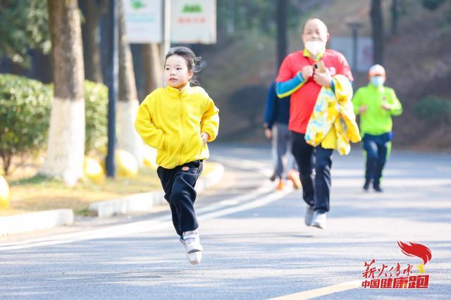 “薪火传承·中国健康跑”益阳大众运动会健康跑开赛(2)