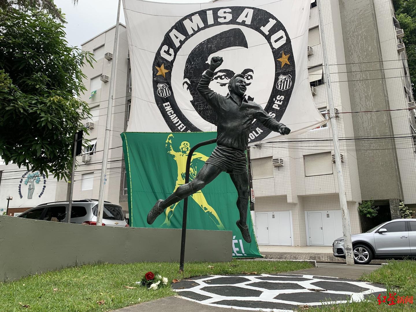 现场丨巴西民众在桑托斯贝利像前献花纪念,圣保罗州将进入7天哀悼期(1)