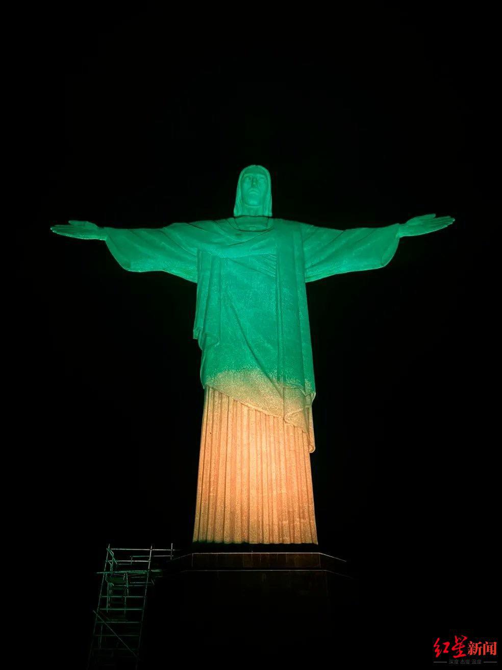 现场丨巴西民众在桑托斯贝利像前献花纪念,圣保罗州将进入7天哀悼期(2)