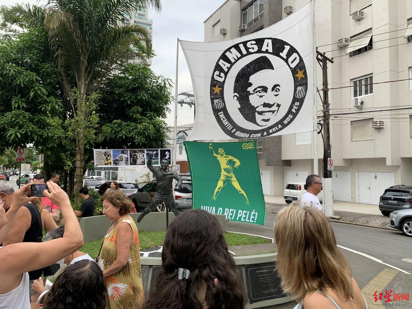 现场丨巴西民众在桑托斯贝利像前献花纪念,圣保罗州将进入7天哀悼期(3)