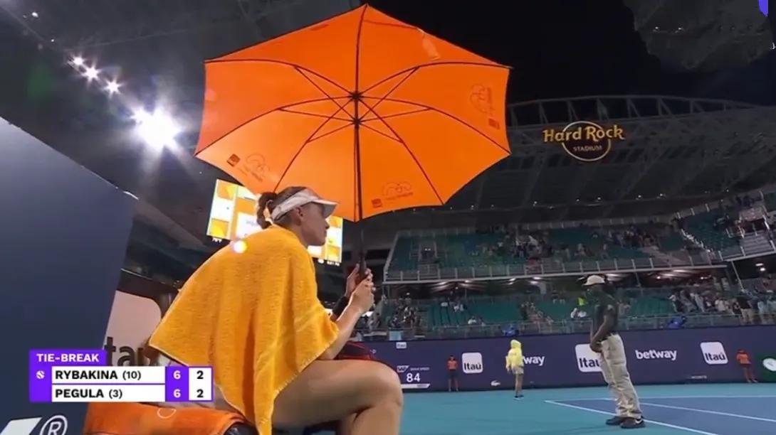 真是多雨的迈阿密！莱巴金娜31日与佩古拉的迈阿密站女单半决赛目前因雨暂停（两人已(2)
