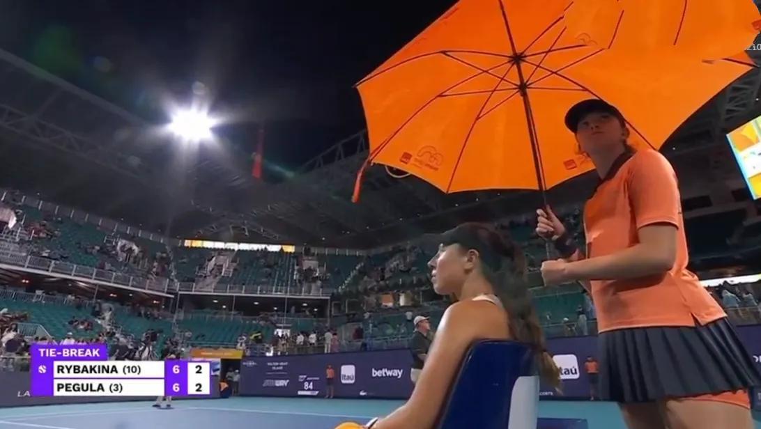 真是多雨的迈阿密！莱巴金娜31日与佩古拉的迈阿密站女单半决赛目前因雨暂停（两人已(3)