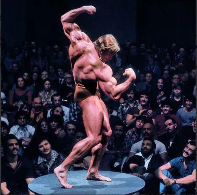 1970年，23岁施瓦辛格在酒吧秀肌肉的照片，16岁开始参加健美比赛(1)