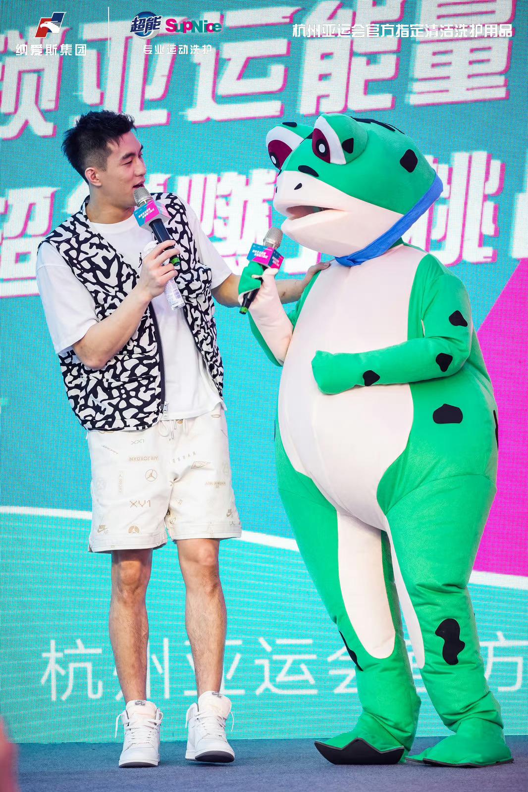 今日艾伦现身杭州参加活动球迷更是穿着这身青蛙套装与艾伦互动艾伦，满眼都是曾经的自(1)