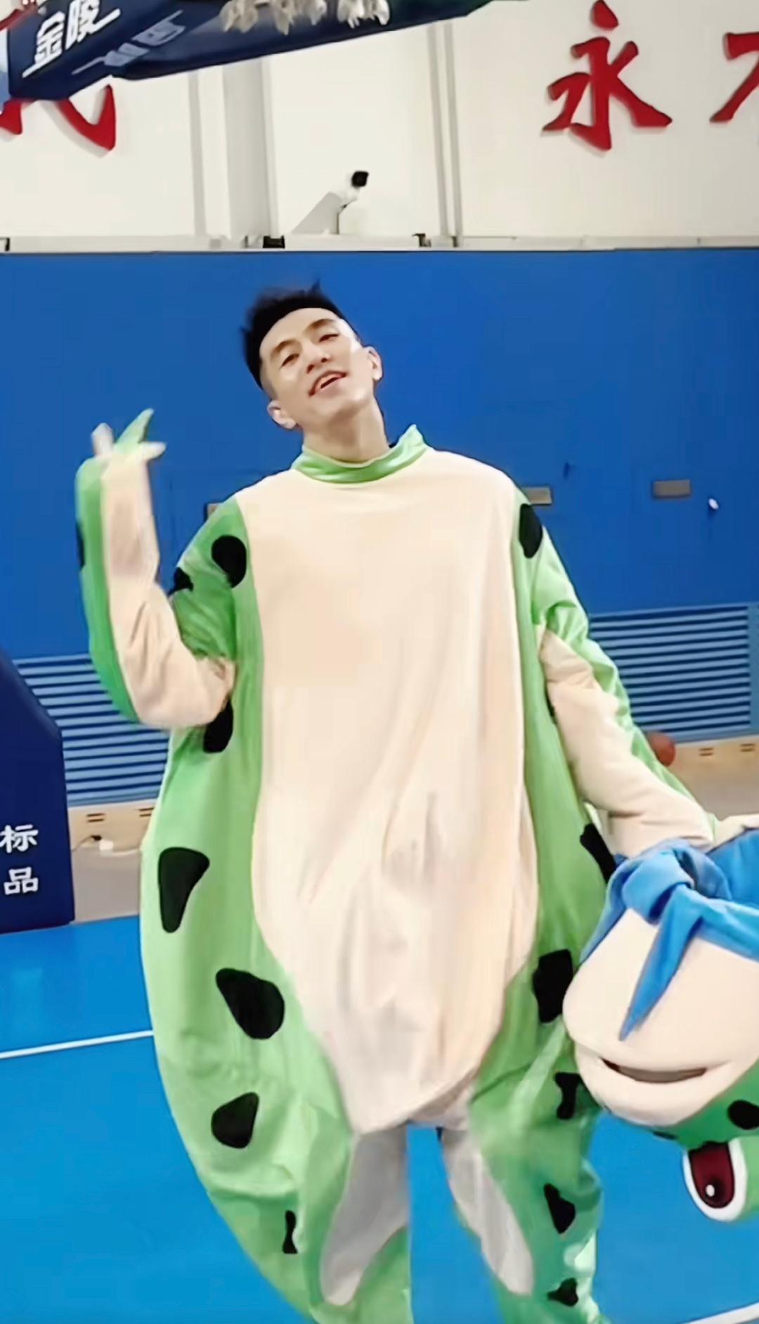今日艾伦现身杭州参加活动球迷更是穿着这身青蛙套装与艾伦互动艾伦，满眼都是曾经的自(2)