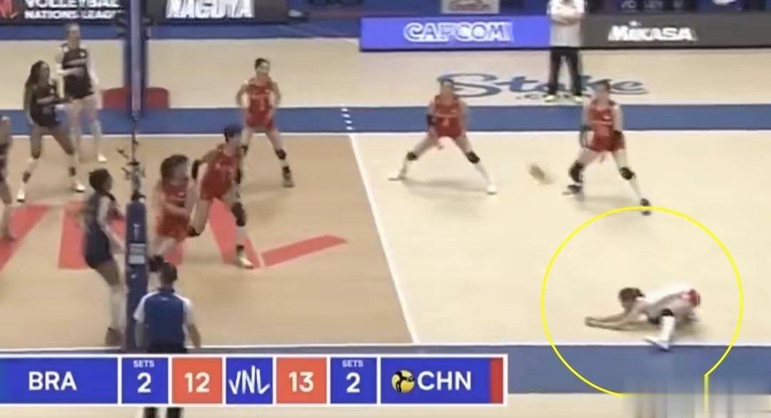 #中国女排决胜局连得5分# 北京时间5月31日，中国女排3-2险胜巴西，打出了最(1)