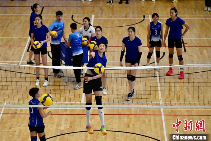 中国女排与香港纪律部队进行友谊赛(2)