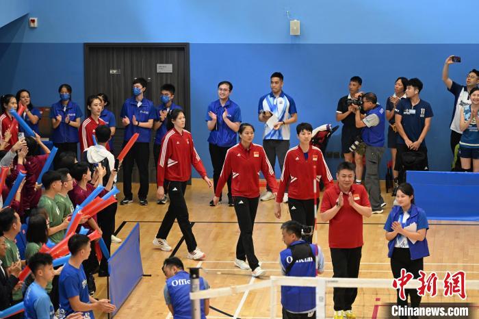 中国女排与香港纪律部队进行友谊赛(6)
