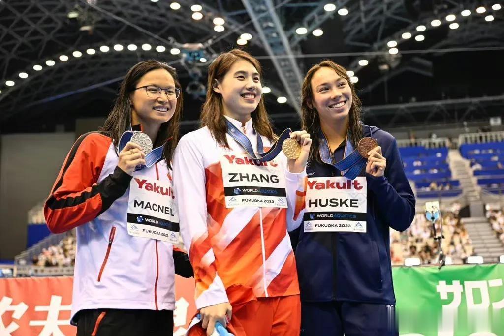 随着游泳世锦赛第二日中国游泳队夺得2金1铜，奖牌榜更新，中国队继续位居榜首，中澳(1)