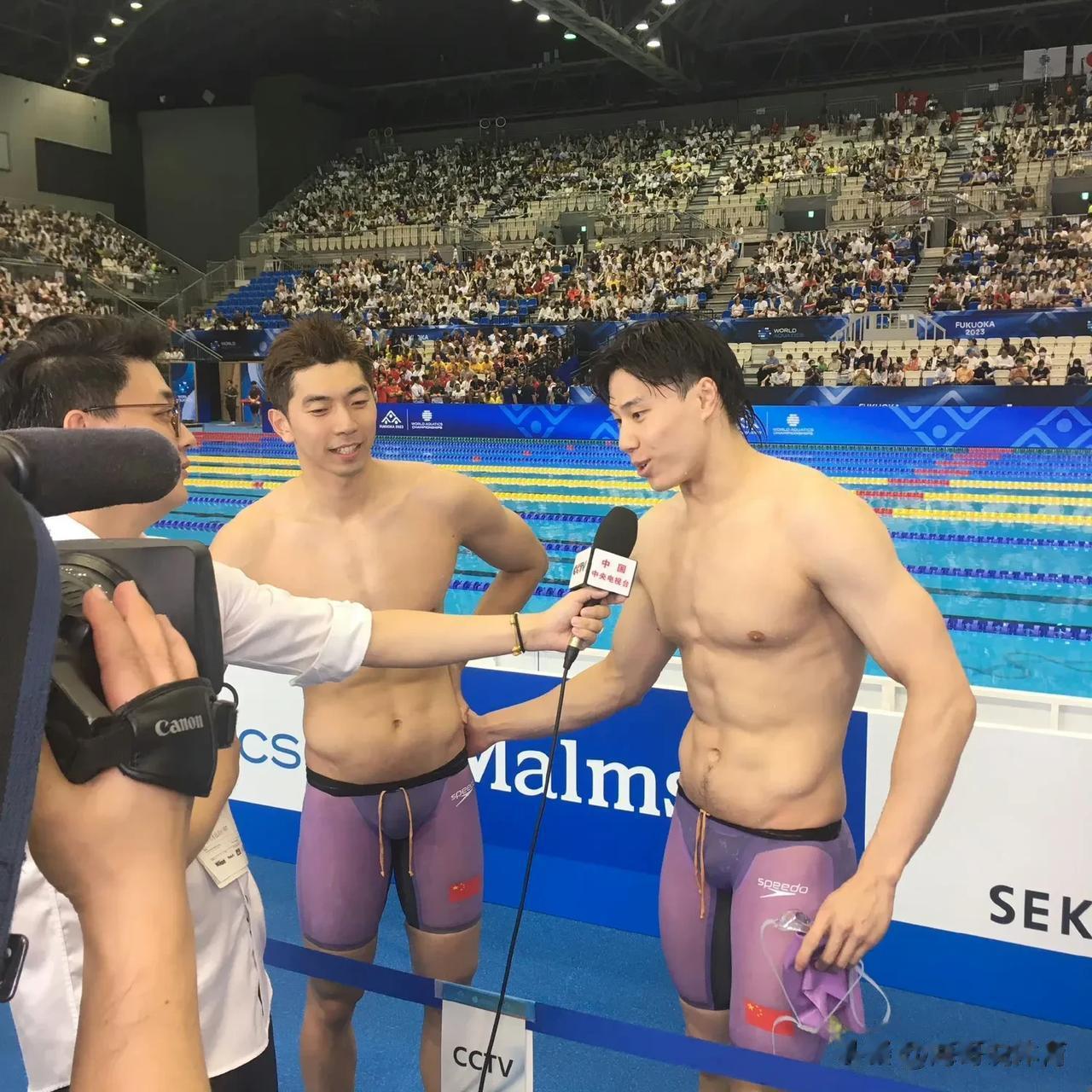 随着游泳世锦赛第二日中国游泳队夺得2金1铜，奖牌榜更新，中国队继续位居榜首，中澳(2)