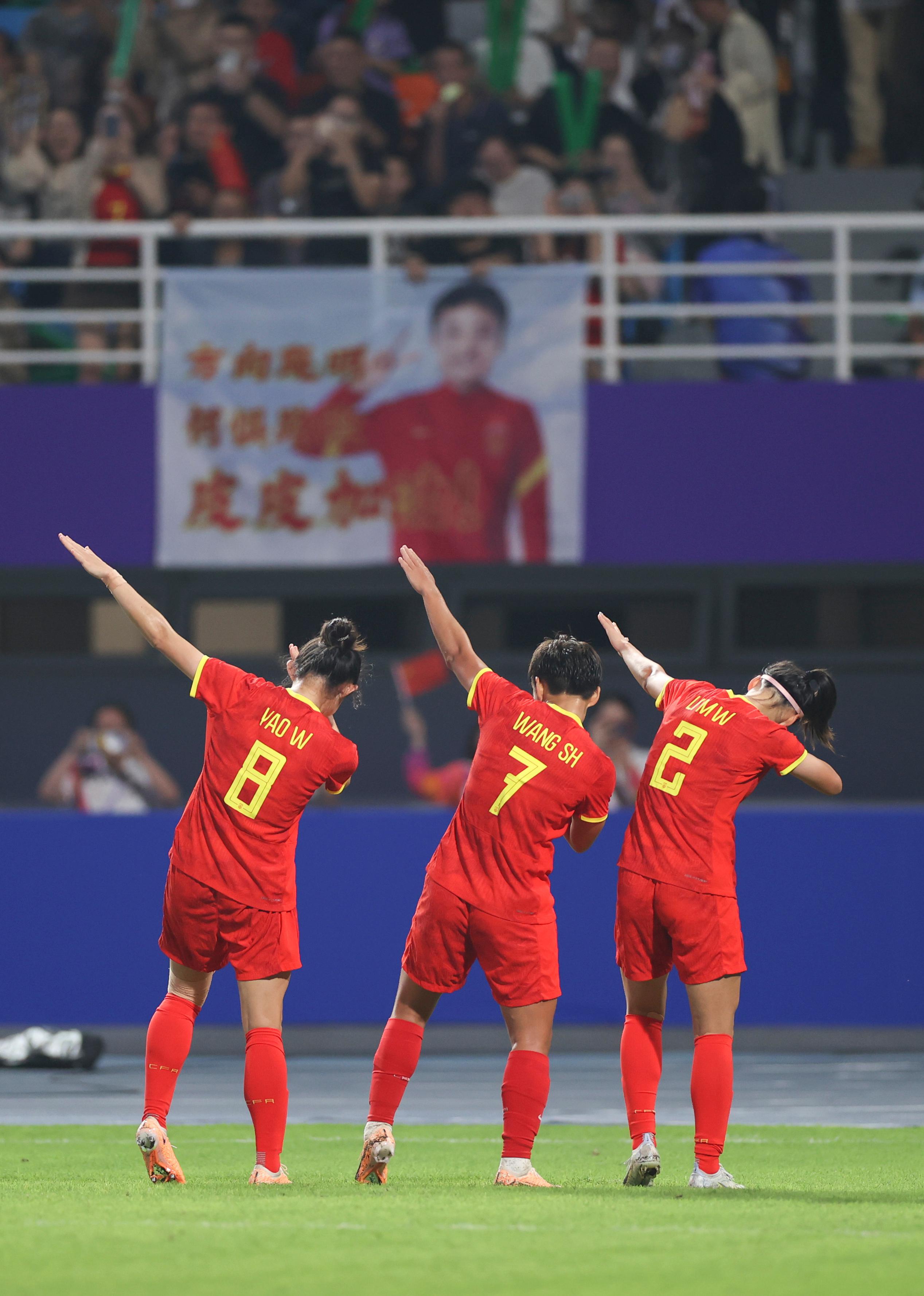 王霜和队友跳舞庆祝进球，中国女足战日本要“以我为主”(2)