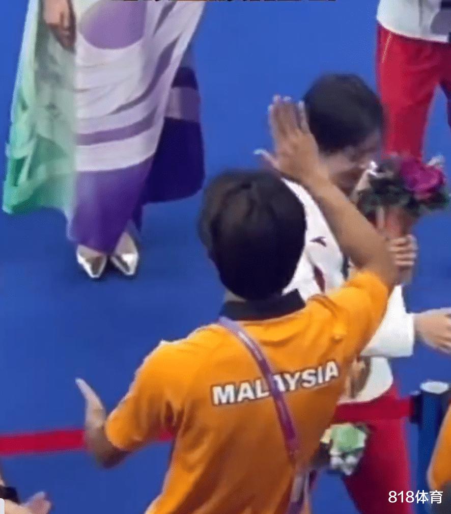 笑喷！马来西亚队小哥追星全红婵击掌被无视，和自己击个掌化解尴尬(4)
