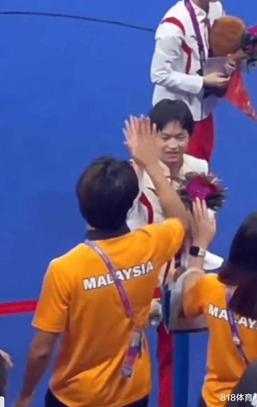 笑喷！马来西亚队小哥追星全红婵击掌被无视，和自己击个掌化解尴尬(7)