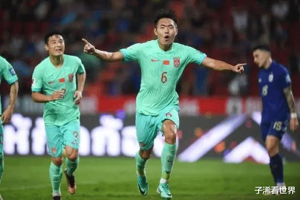凌晨4点！上海媒体点评国足引发争议，球迷吐槽：真是个大笑话(3)