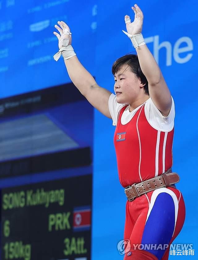 朝鲜亚运举重冠军宋国香与中国名将廖桂芳在多哈站上演巅峰对决(1)