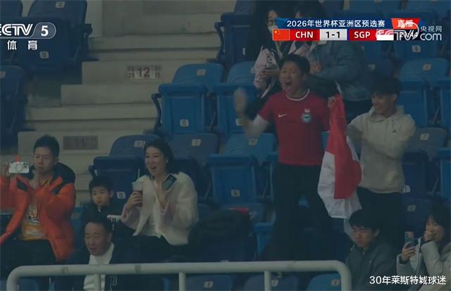 国足犯罪式丢球！除刘洋外，还有俩罪人，新加坡美女球迷表情亮了(5)