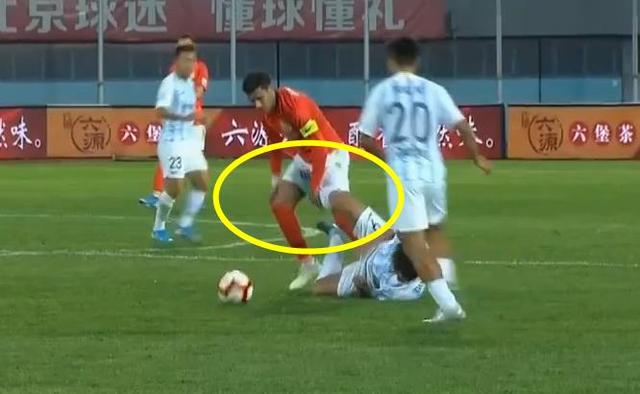 输球又输人，北京人和队长踩倒对手还引发冲突，球迷：降级活该(3)