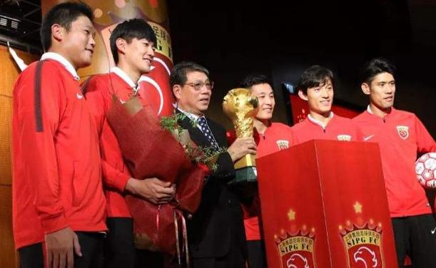 中国足球上面最辉煌的一幕，球迷感慨，多几个徐根宝就好了(2)