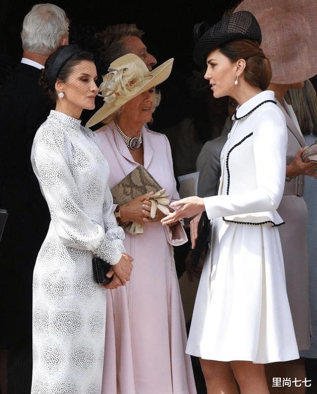 西班牙王后终于遇对手，与摩洛哥王妃同框，朴素白裙输华丽民族装(2)