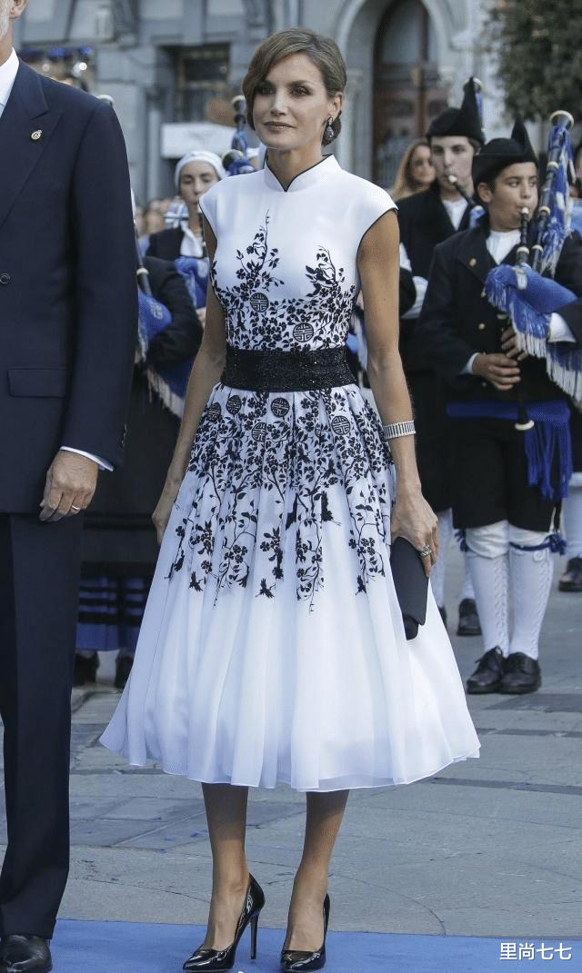 西班牙王后终于遇对手，与摩洛哥王妃同框，朴素白裙输华丽民族装(4)