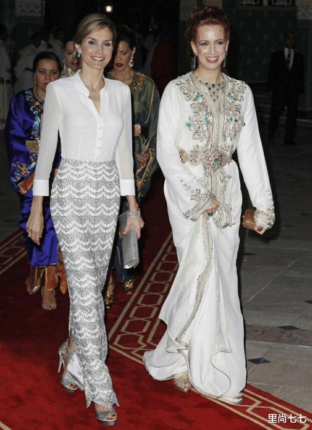 西班牙王后终于遇对手，与摩洛哥王妃同框，朴素白裙输华丽民族装(5)