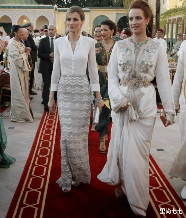 西班牙王后终于遇对手，与摩洛哥王妃同框，朴素白裙输华丽民族装(6)