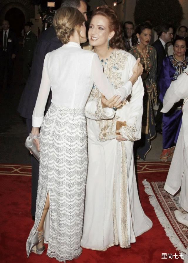 西班牙王后终于遇对手，与摩洛哥王妃同框，朴素白裙输华丽民族装(7)