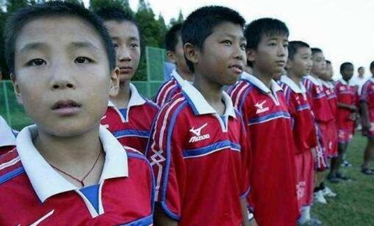 在中国，一个家庭从小培养一个能在中超联赛踢上主力的足球运动员，大概需要多少钱(1)