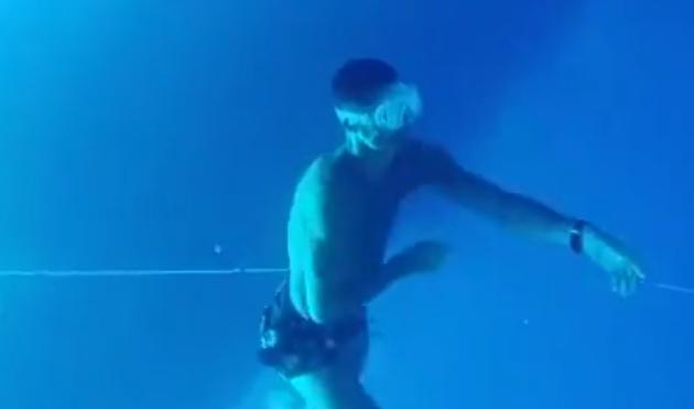 现实版海王！C罗潜入14米的深海，球迷评论巴萨2-8拜仁躺枪(1)