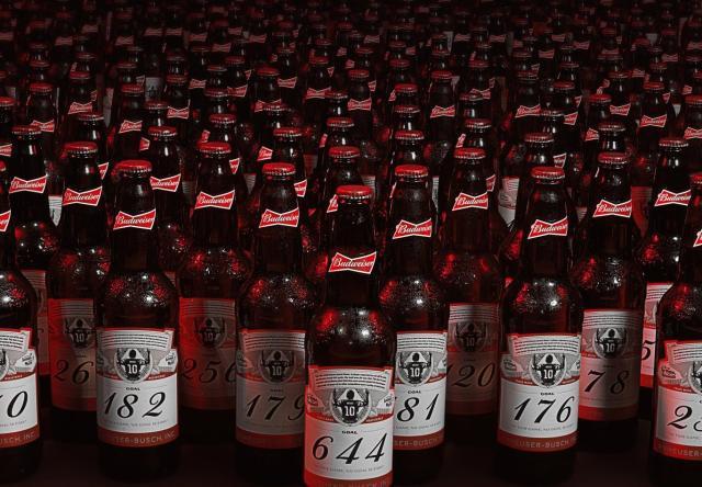 会玩！贺梅西破纪录 赞助商特制出644瓶啤酒送门将(1)
