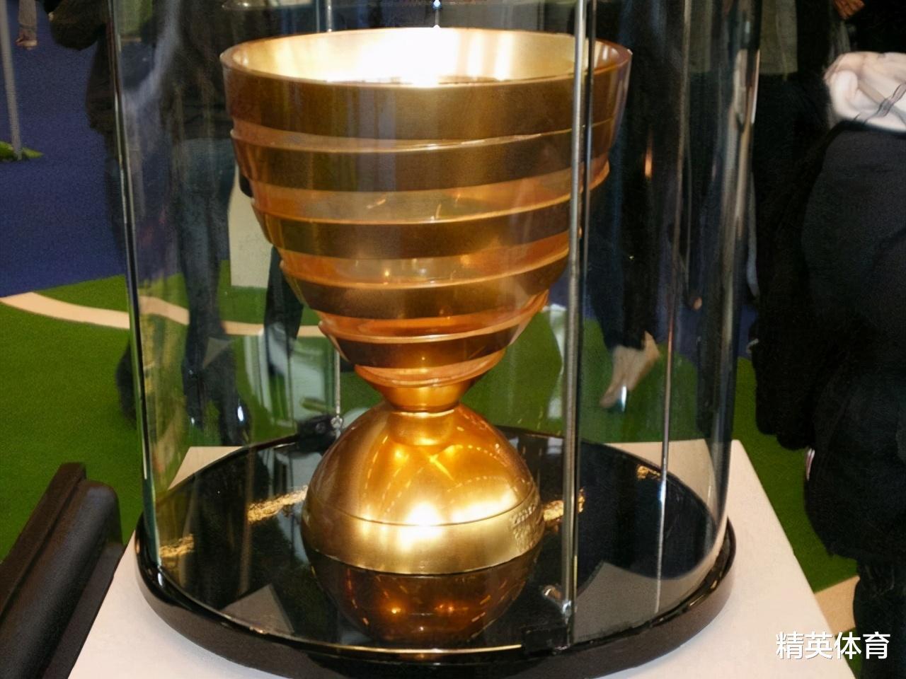 拜仁成就六冠王，六冠里哪个冠军分量最重，一个冠军分量被低估。(20)