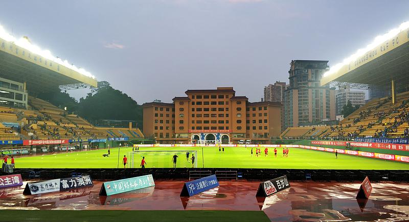 恒大球迷也看不下去！重庆队发布争议海报，“踩踏”广州足球圣地(2)