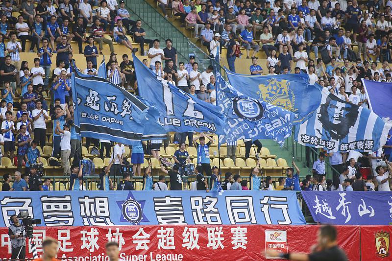 恒大球迷也看不下去！重庆队发布争议海报，“踩踏”广州足球圣地(5)