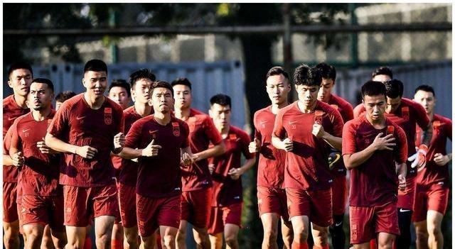中国足协公布世预赛国足名单，为什么归化球员洛国富落选了？(1)