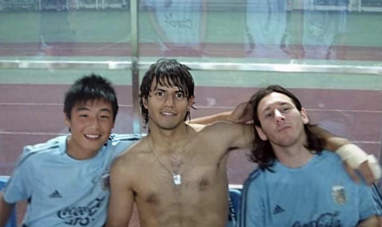 年薪3900万! 巴萨签下梅西好友阿奎罗, 13年前与武磊的三人合影成经典瞬间(3)