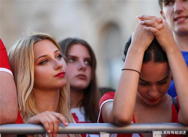 男球迷太憋屈！欧洲杯冷门不断，又有一批美女太太团，跟着离开了(5)