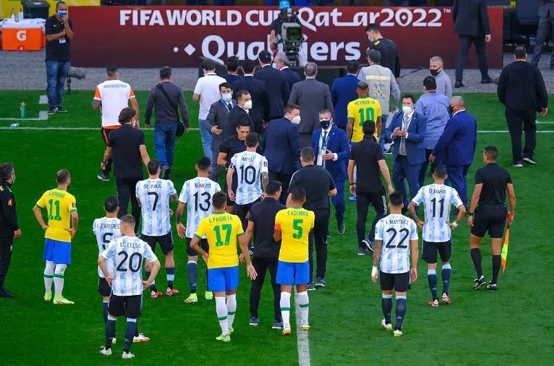 巴西与阿根廷在南美世预赛中发生一件奇葩一幕，到底谁错了？(2)